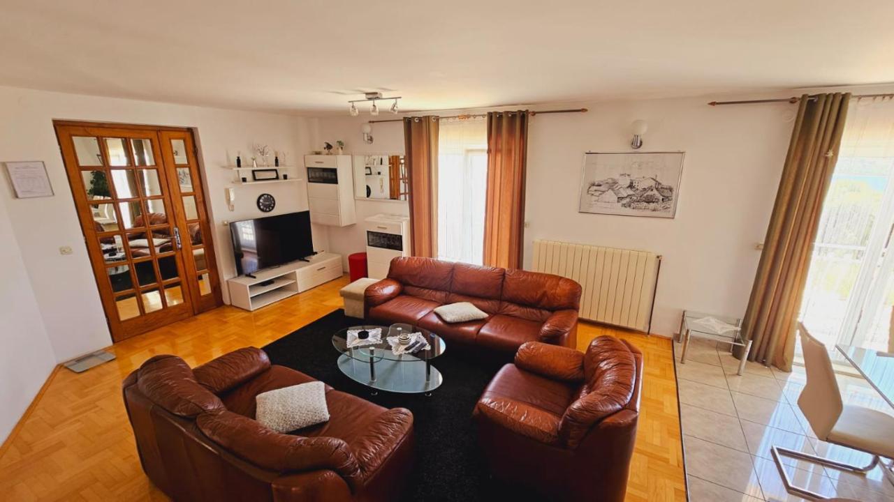 Apartment House Berry Примоштен Екстер'єр фото